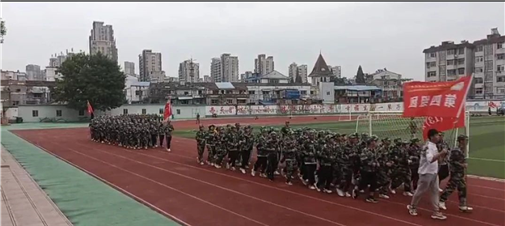 戎装着身 意气风发(图1)