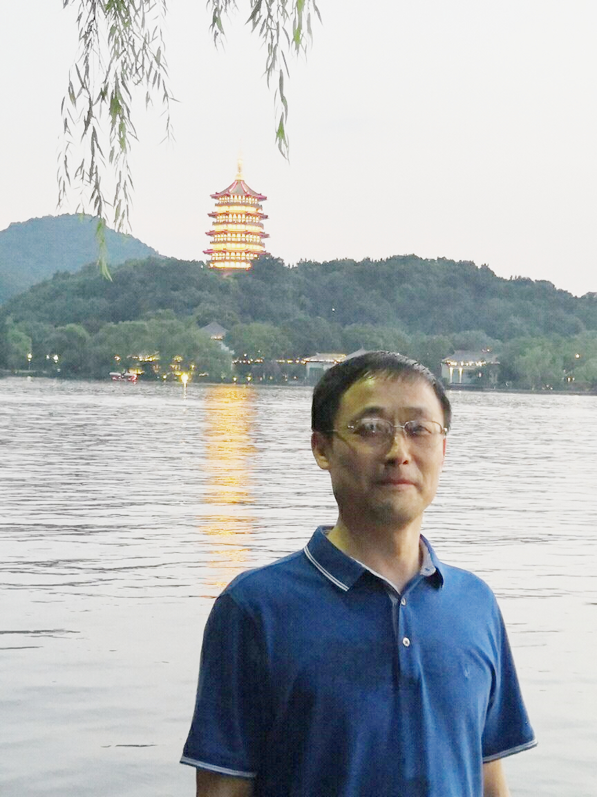 韩荣中(图1)