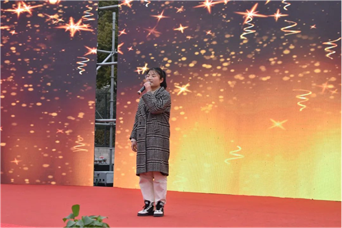 【家长来信】载歌载舞迎新年 师生同台展新篇(图10)